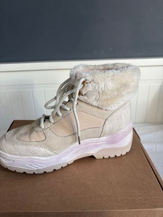 Botas de invierno blancas y rosas