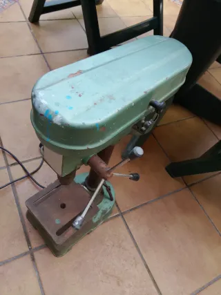 Antigua fresadora torno taladro funcionando