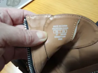 Botines negros con tachuelas y hebillas