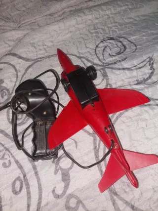 Avión de juguete rojo con mando