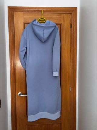 Vestido largo tipo chándal azul celeste .