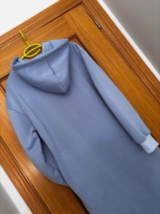 Vestido largo tipo chándal azul celeste .