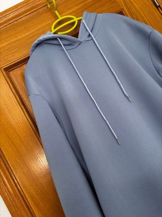 Vestido largo tipo chándal azul celeste .