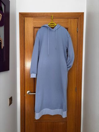 Vestido largo tipo chándal azul celeste .