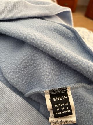 Vestido largo tipo chándal azul celeste .