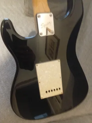 Guitarra Eléctrica Fender Squier Stratocaster Negr
