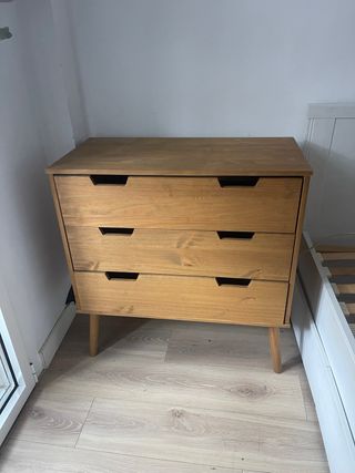 Cómoda de madera con 3 cajones