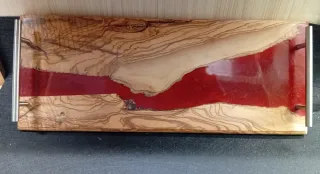 Vassoio legno e resina rosso realizzato a mano