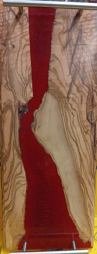 Vassoio legno e resina rosso realizzato a mano