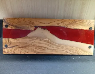 Vassoio legno e resina rosso realizzato a mano