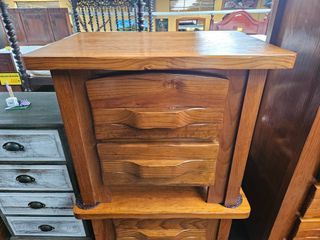 Mesas de cabeceira em madeira maciça