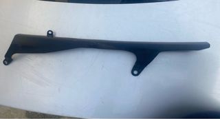 Protector cubre cadena Yamaha R6 de serie