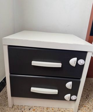 REGALO Mesita de noche blanca y negra