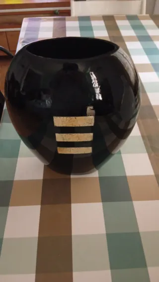 Jarrón de cerámica negro y dorado