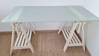 Mesa cristal con caballetes blancos