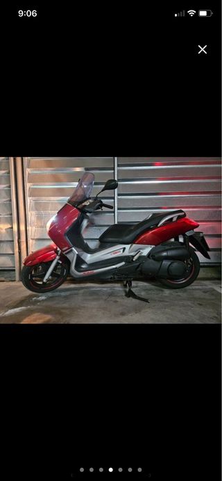 Yamaha Xmax 250 Roja y Plata