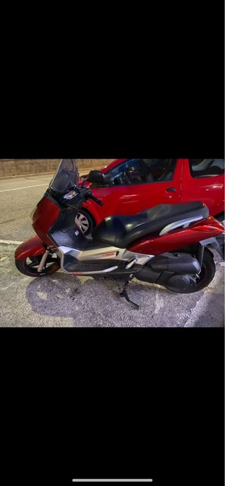 Yamaha Xmax 250 Roja y Plata