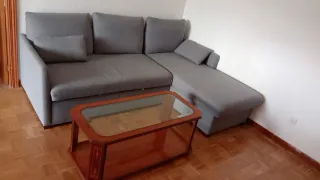 Sofá chaise longue y mesa baja salón