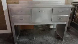 Fregadero de acero inoxidable con escurridor