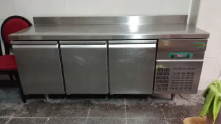 Fregadero de acero inoxidable con escurridor