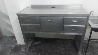 Fregadero de acero inoxidable con escurridor