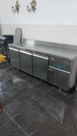 Fregadero de acero inoxidable con escurridor