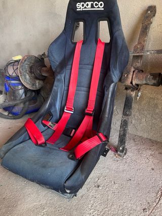 Asiento Sparco con arnés rojo
