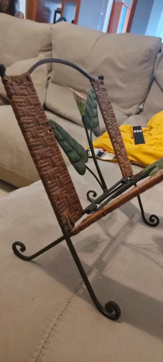 Revistero de metal y mimbre con tulipanes