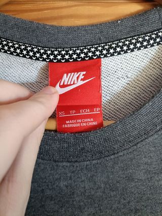 Sudadera Nike Color Gris, Negro y Rojo Talla XS.