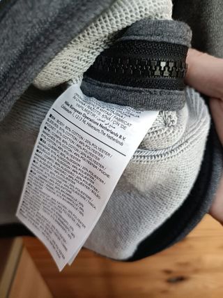 Sudadera Nike Color Gris, Negro y Rojo Talla XS.