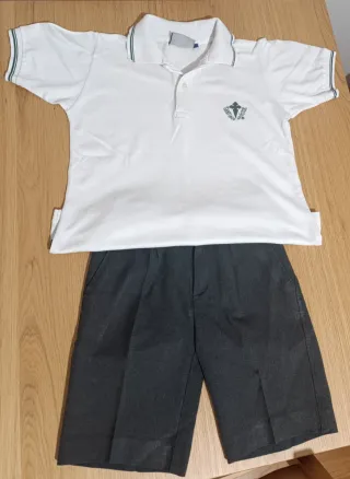 Uniforme escolar blanco y gris,santiago apóstol
