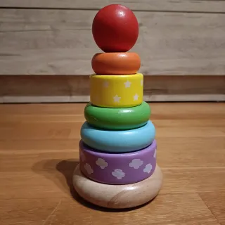 Torre de apilar de madera para bebés