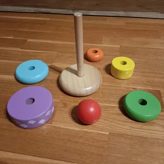 Torre de apilar de madera para bebés