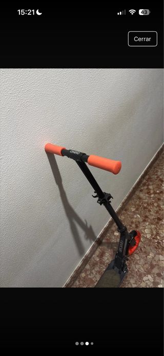 Patinete infantil naranja y negro