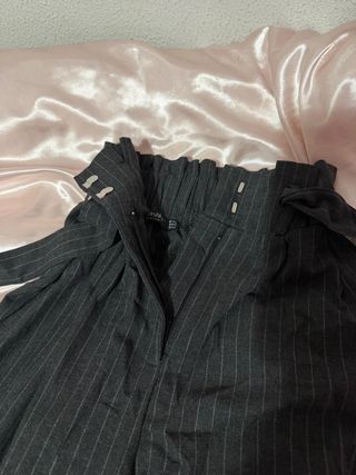 Pantalones grises de vestir con raya diplomática