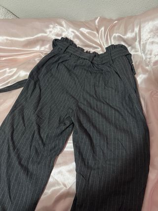 Pantalones grises de vestir con raya diplomática