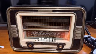 Radio Antigua Beige y Marrón