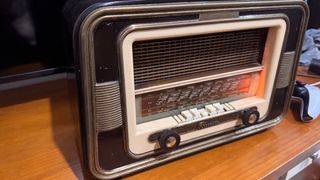 Radio Antigua Beige y Marrón