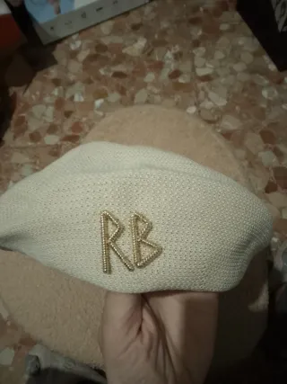 Boina beige con detalle dorado RB
