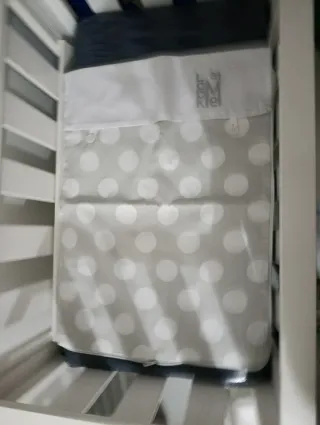 Minicuna blanca con ruedas