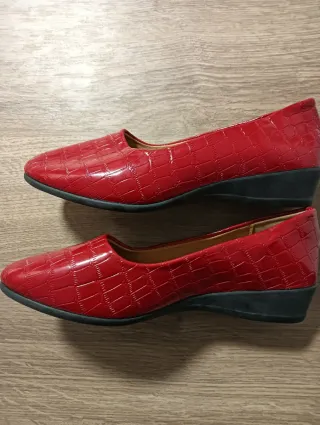 Zapatos rojos efecto piel de cocodrilo