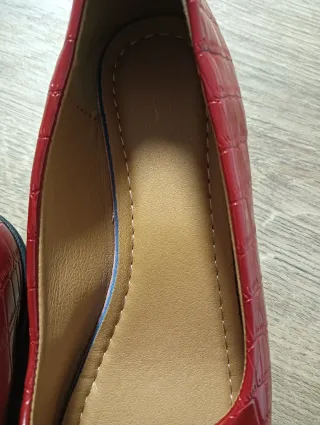 Zapatos rojos efecto piel de cocodrilo