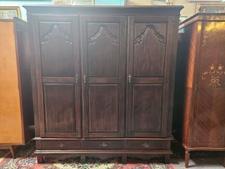 Roupeiro de madeira com chave