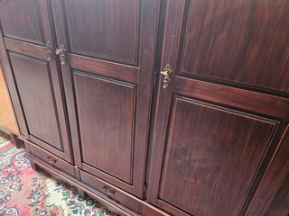 Roupeiro de madeira com chave