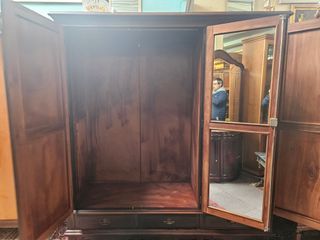 Roupeiro de madeira com chave