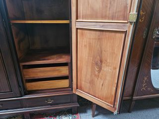 Roupeiro de madeira com chave