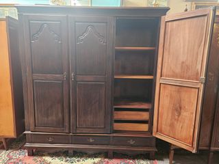 Roupeiro de madeira com chave