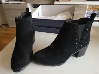 Botín ante mujer negro