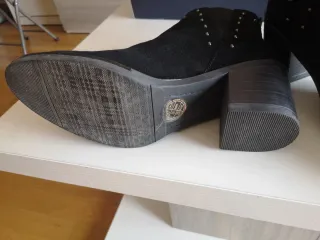 Botín ante mujer negro