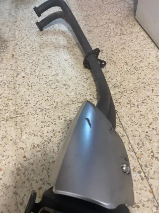 TMAX Tubo de escape negro/plateado